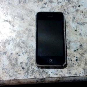 old iphone 3g has rechargeable case